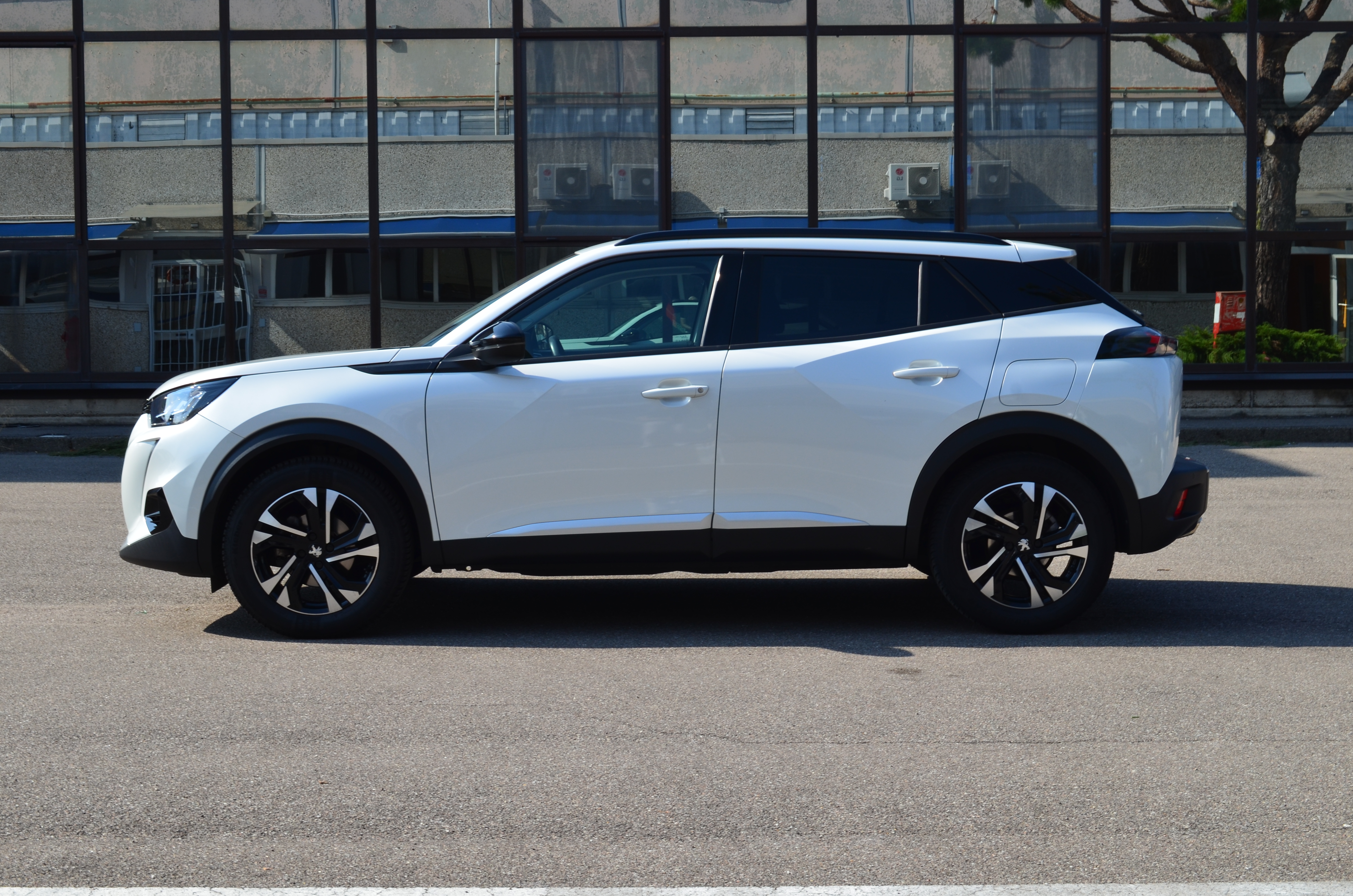 Peugeot 2008 1.2 puretech Allure Pack s&s 130cv - foto 4 di 4