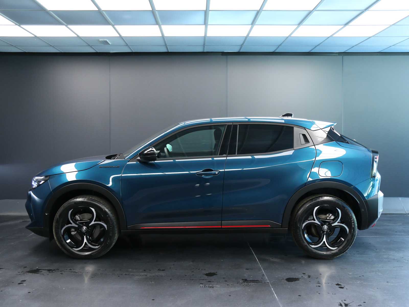 Alfa Romeo Junior 1.2 ibrida Q4 Sport Speciale 145cv edct6 - foto 2 di 4