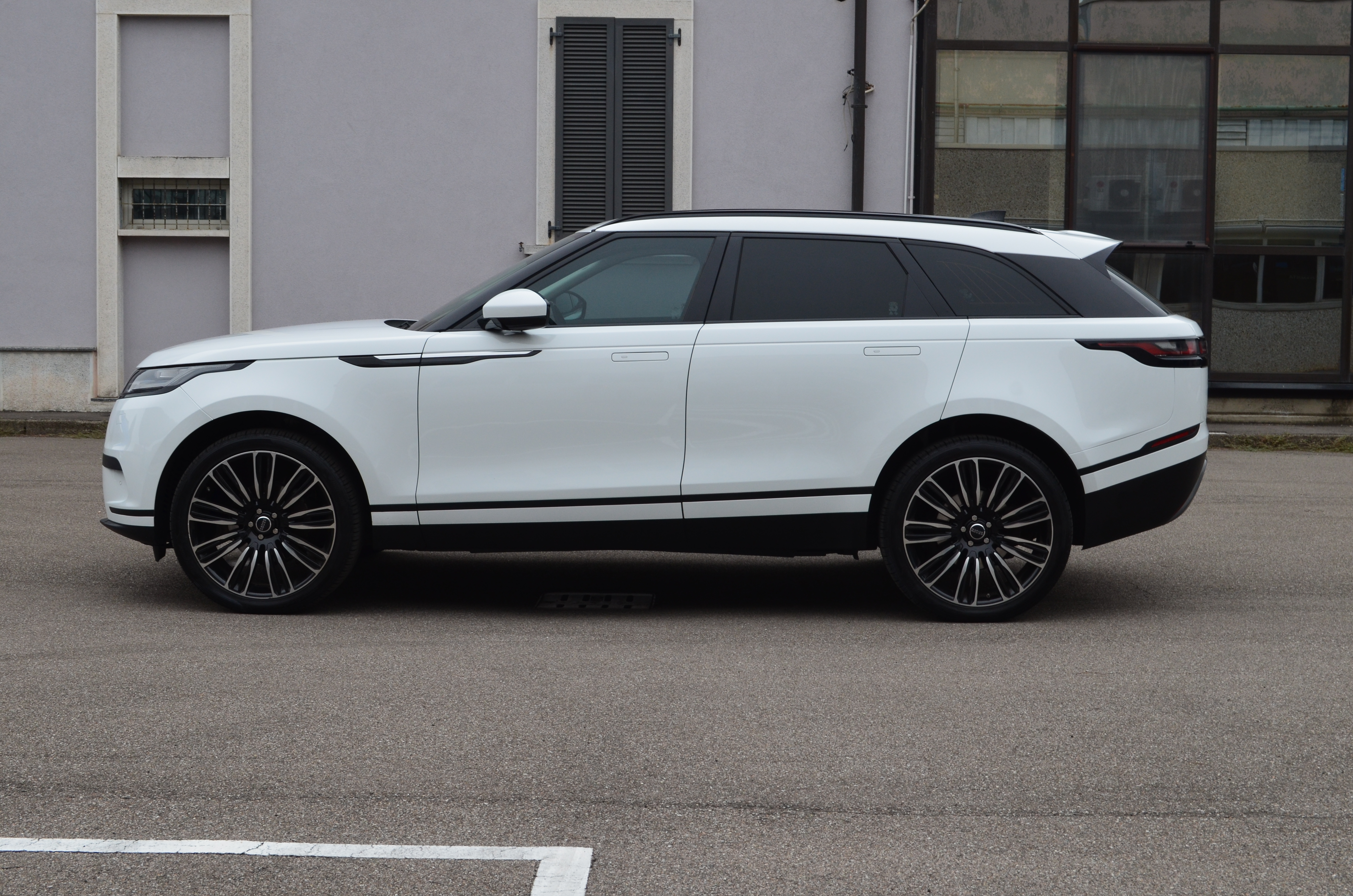 Land Rover Range Rover Velar Velar 2.0 si4 HSE 250cv cerchi 22" - foto 3 di 4