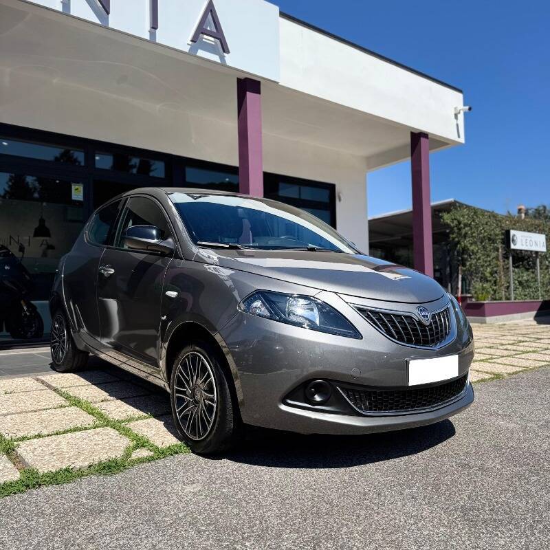 Lancia Ypsilon 1.0 firefly hybrid Silver s&s 70cv 5 posti *GARANZIA 24 MESI*, del 2023, 45.800 km, in vendita a Frascati (RM)