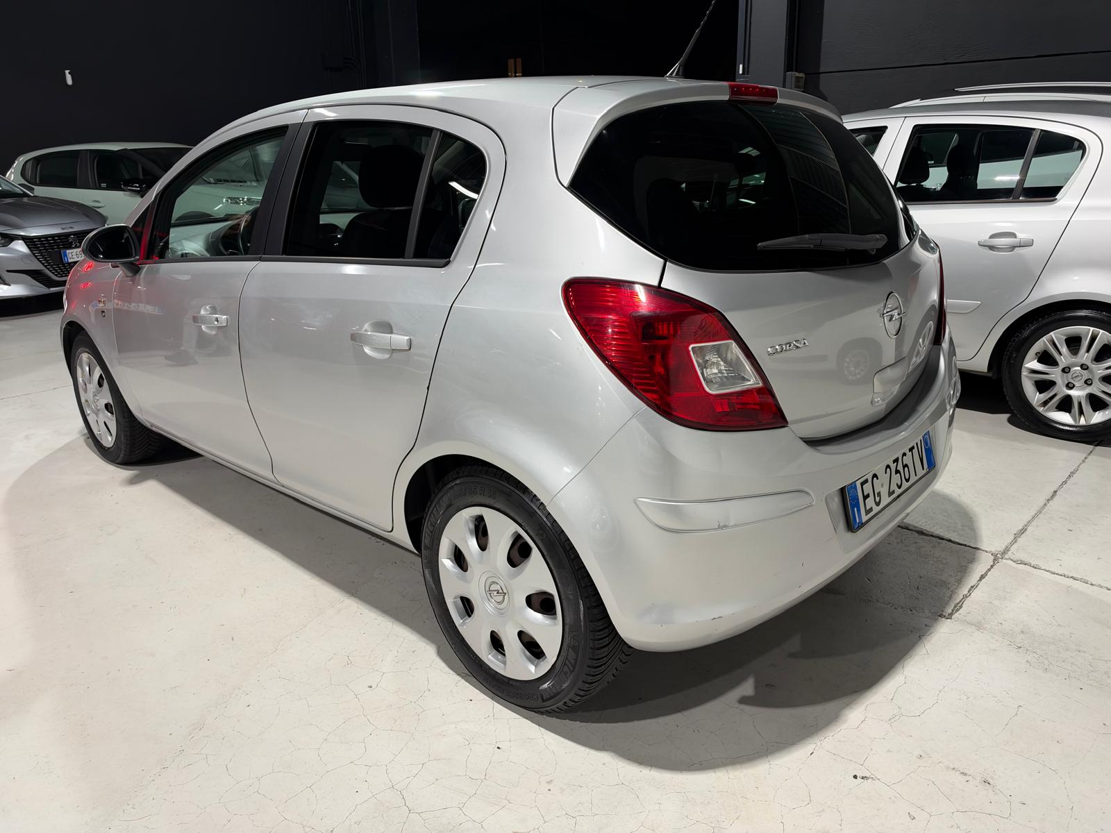 Opel Corsa Benzina Neopatentati 5 posti - foto 4 di 4