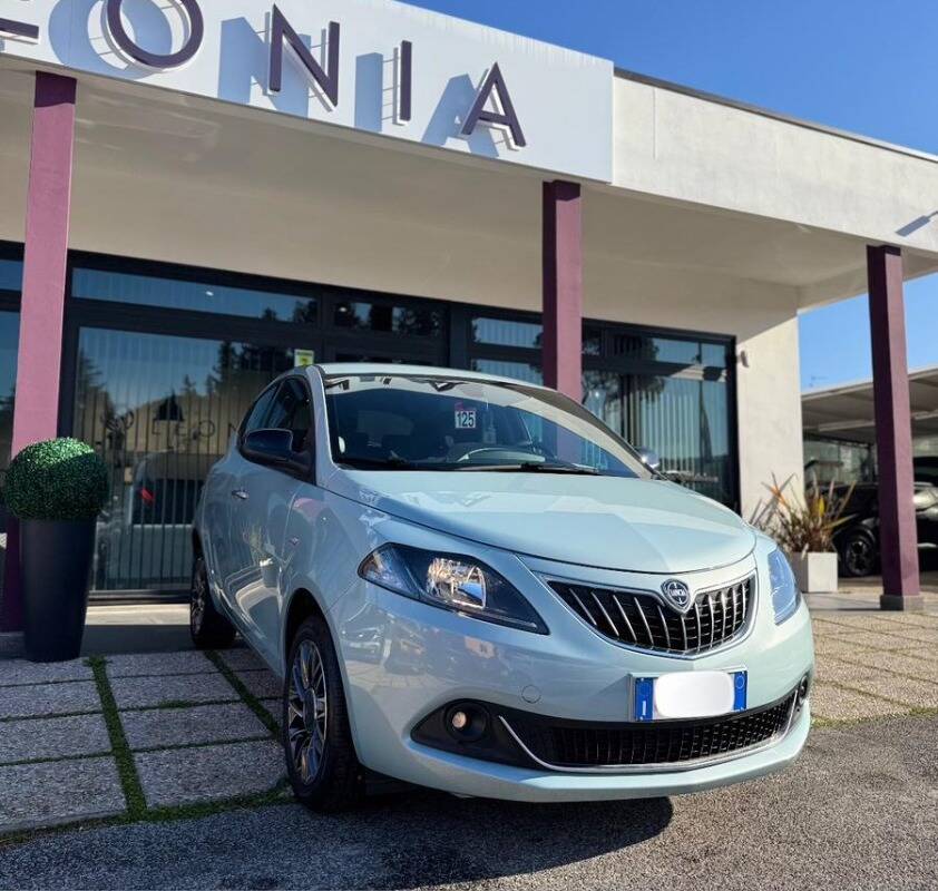 Lancia Ypsilon 1.0 firefly hybrid Gold Plus s&s 70cv 5posti *GARANZIA 24 MESI*, del 2023, 45.610 km, in vendita a Frascati (RM)