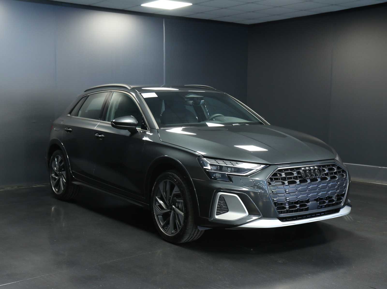 Audi A3 allstreet 2.0 tdi Identity Contrast 150cv s-tronic - foto 3 di 4
