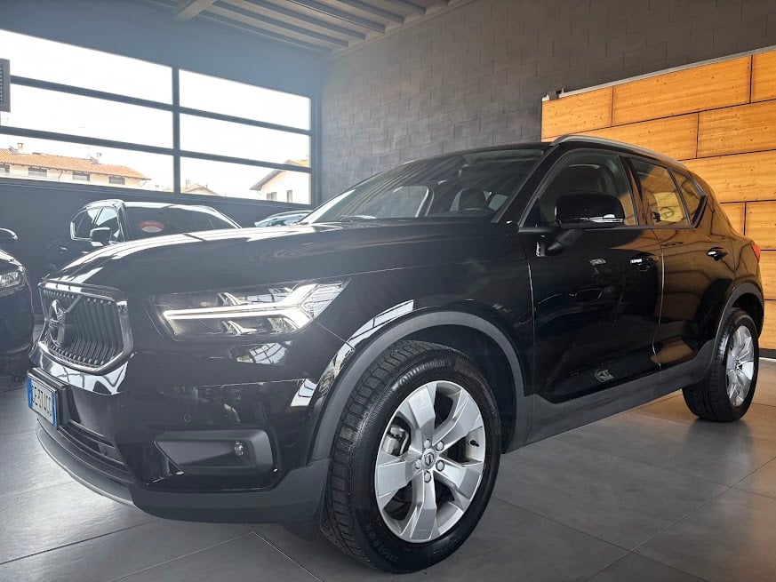 Volvo XC40 1.5 t2 Momentum Pro NEOPATENTATI, del 2021, 58.098 km, in vendita a Vermezzo con Zelo (MI)