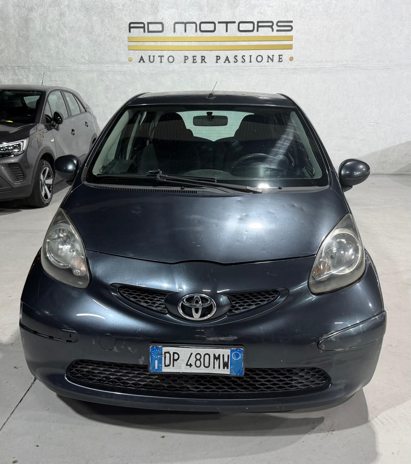 Toyota Aygo 5p 1.0 Now Benzina Neopatentati 5 Porte - foto 2 di 4