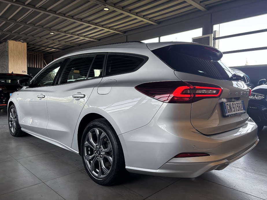 Ford Focus SW 1.0 ecoboost hybrid ST-Line 125cv auto. - foto 2 di 4
