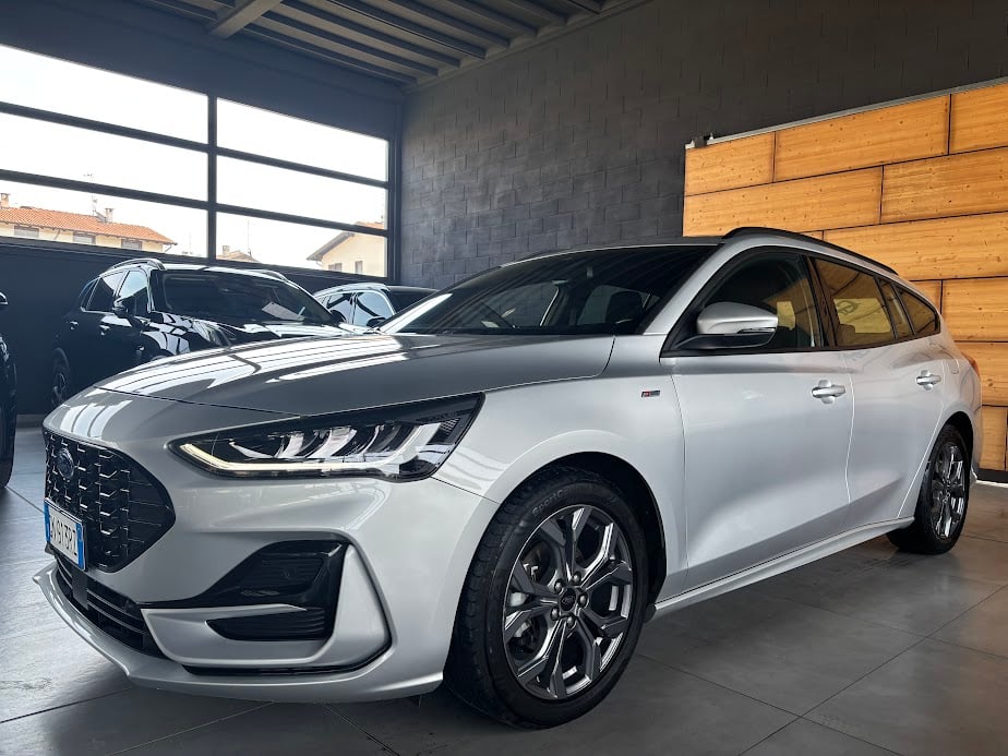 Ford Focus SW 1.0 ecoboost hybrid ST-Line 125cv auto., del 2023, 44.888 km, in vendita a Vermezzo con Zelo (MI)