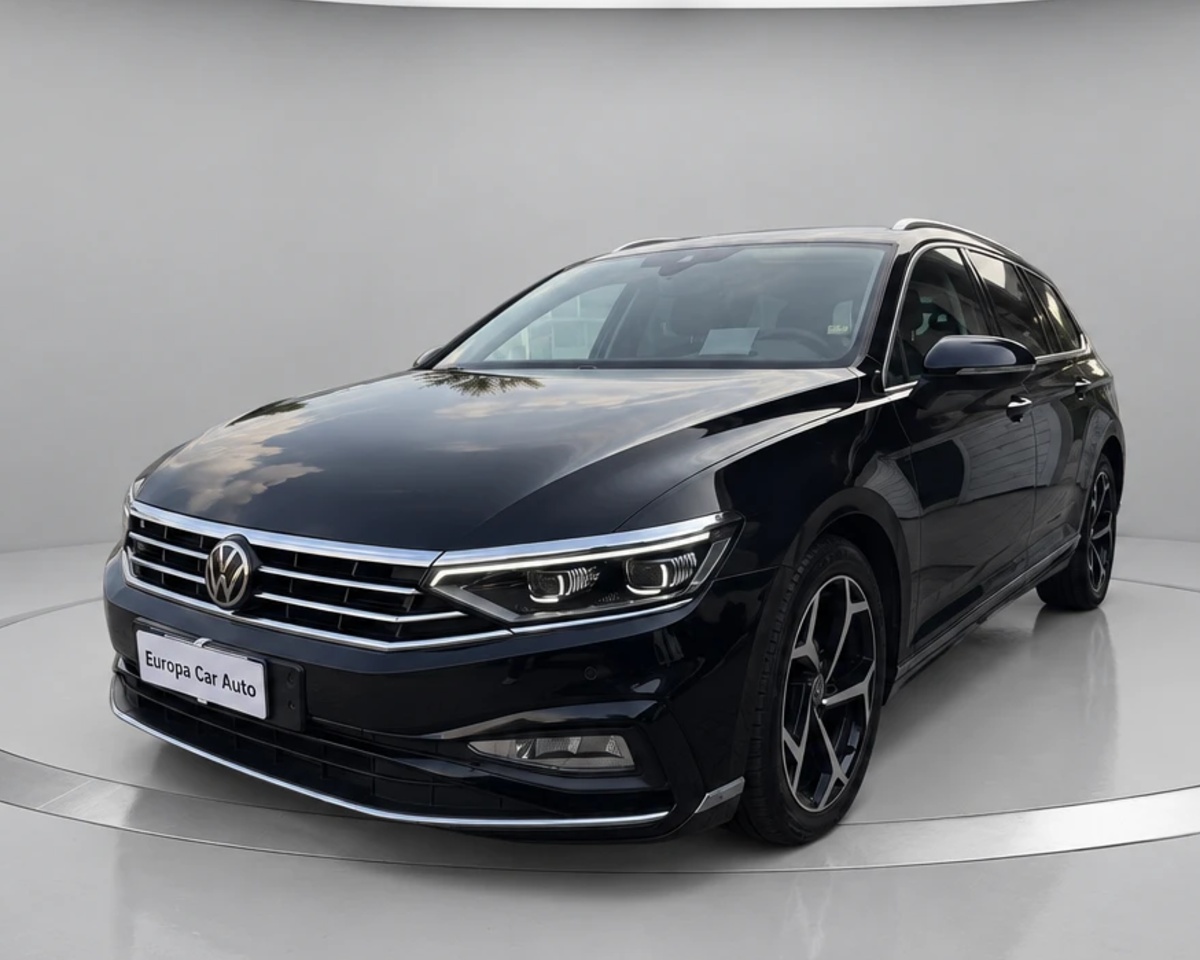 Volkswagen Passat Variant 2.0 tdi Executive 150cv dsg R-Line pack, del 2023, 84.800 km, in vendita a Magenta (MI)