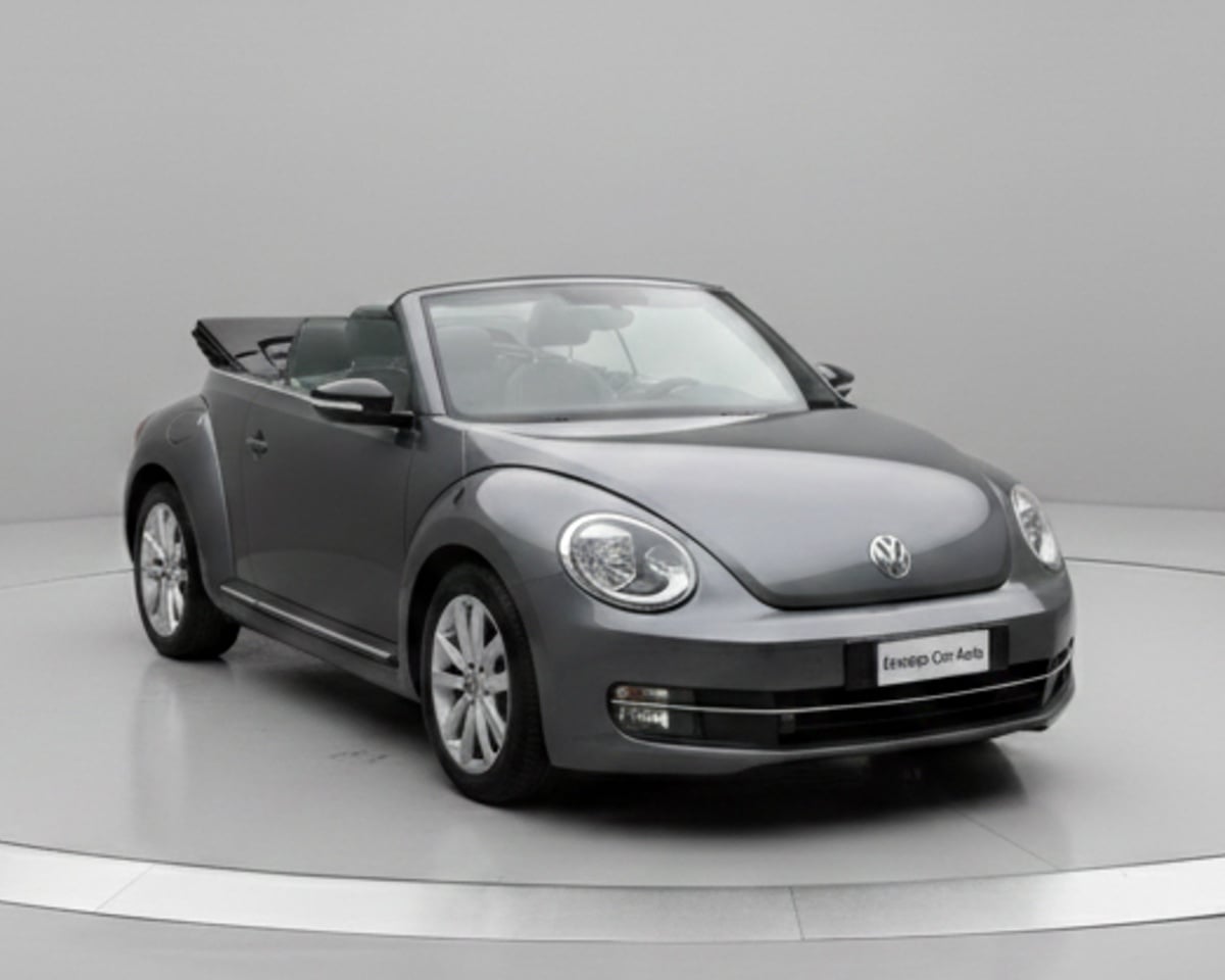 Volkswagen Maggiolino Cabrio 1.6 tdi Design 105cv dsg, del 2014, 129.000 km, in vendita a Magenta (MI)