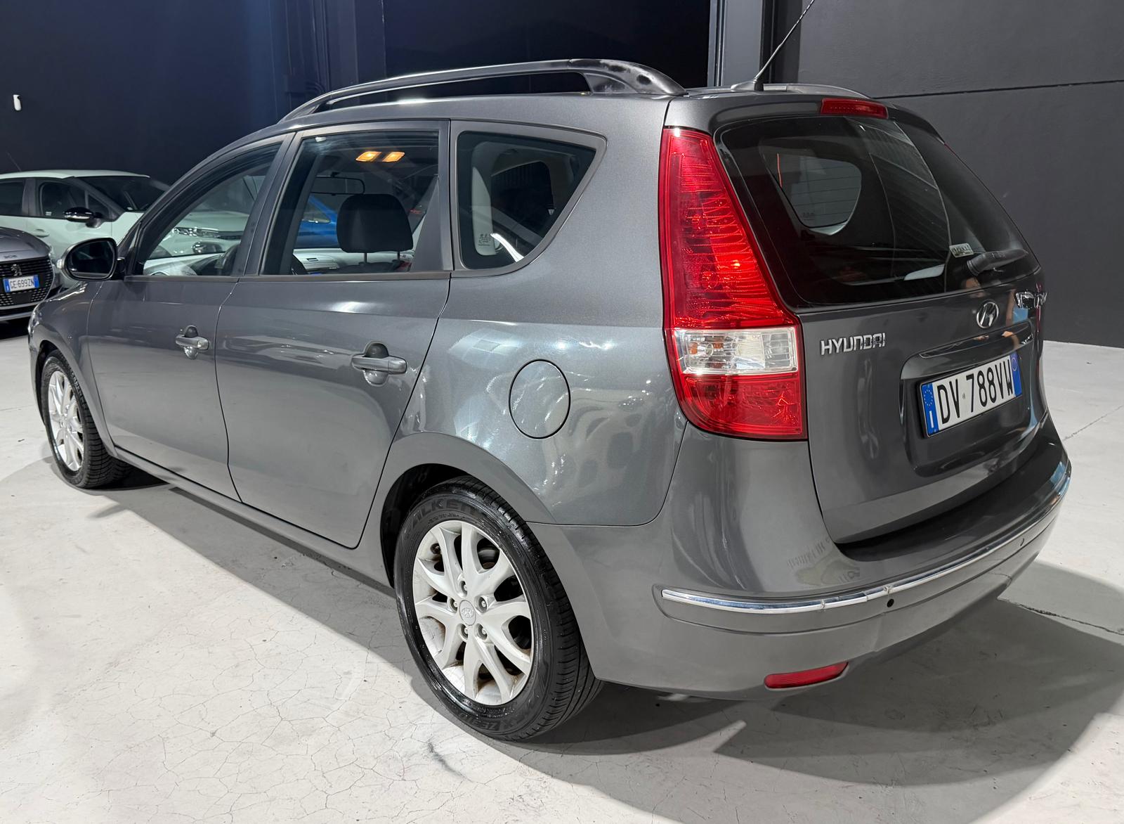 Hyundai i30 CW 1.6 crdi vgt Active 115cv fap Diesel Neopatentati - foto 4 di 4