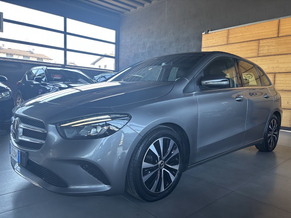 Mercedes-Benz B 180 d Business Extra auto, del 2021, 122.992 km, in vendita a Vermezzo con Zelo (MI)