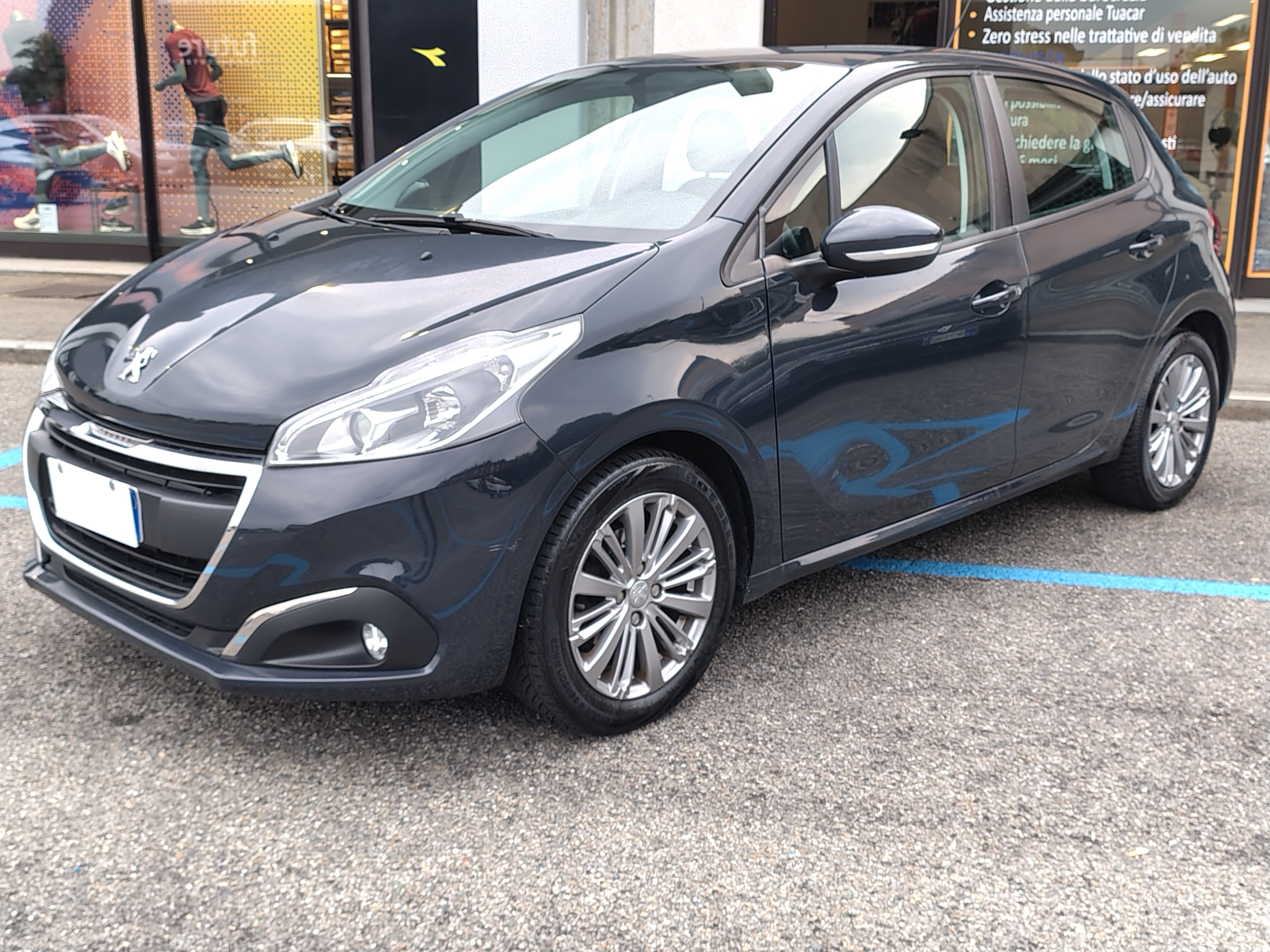 Peugeot 208 5p 1.2 puretech Allure s&s 82cv neopatentati, del 2018, 74.620 km, in vendita a Venaria Reale (TO)