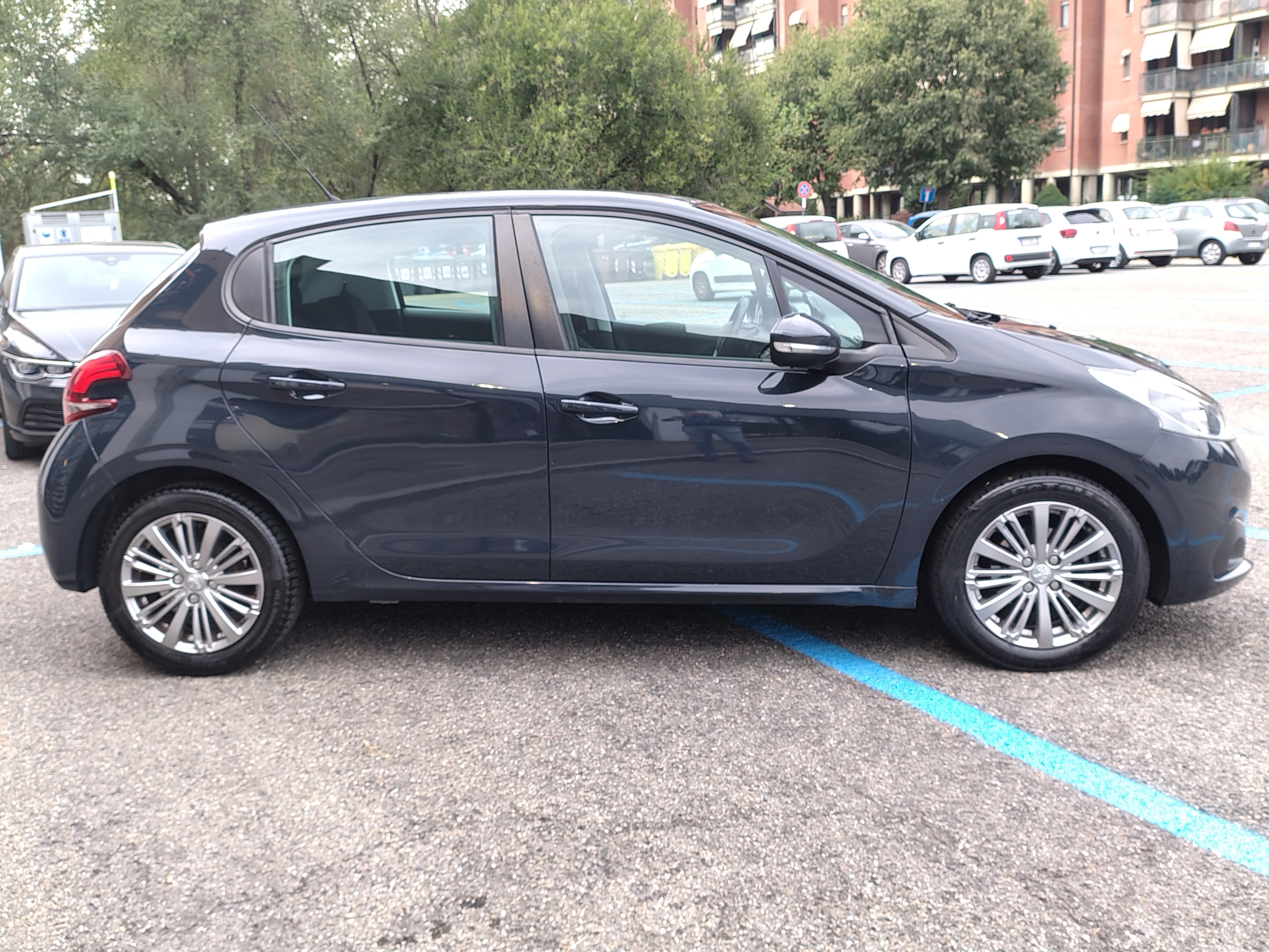 Peugeot 208 5p 1.2 puretech Allure s&s 82cv neopatentati - foto 4 di 4