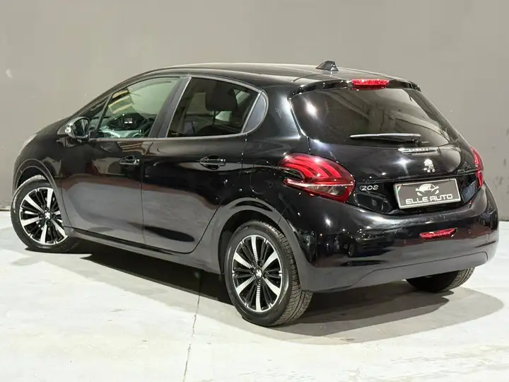 Peugeot 208 5p 1.2 puretech Allure s&s 82cv my18 - foto 2 di 4