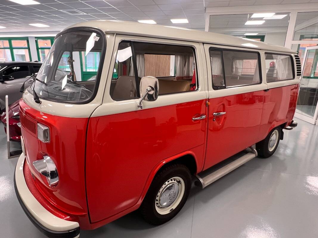 Volkswagen T2 BUS BAYWINDOW 8 POSTI - foto 3 di 15