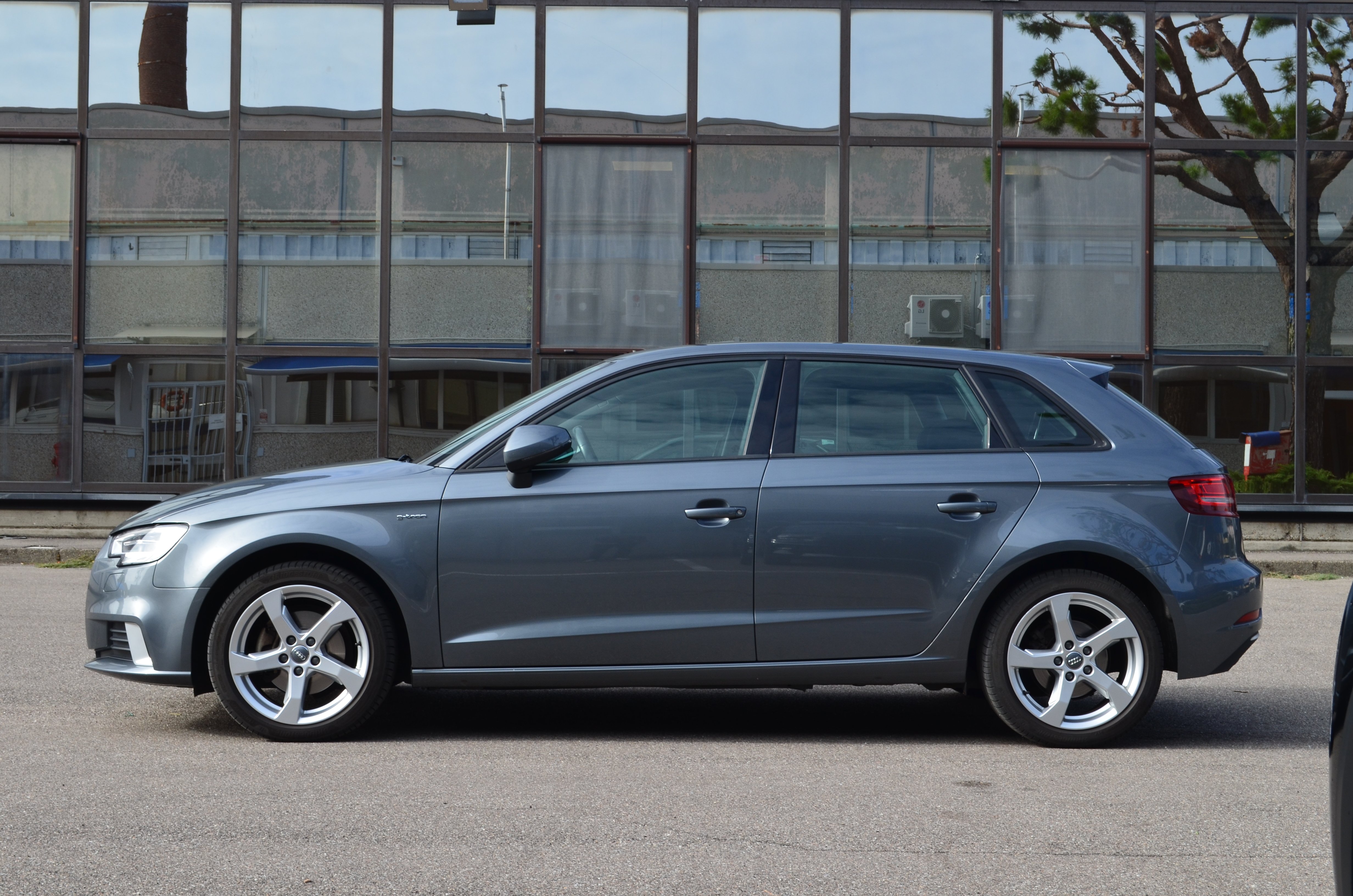 Audi A3 Sportback 1.4 tfsi g-tron Sport 110cv - foto 3 di 4
