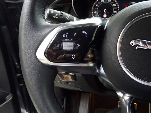 Jaguar E-Pace 2.0D I4 163 CV AWD Auto R-Dynamic S, del 2024, 24.157 km, in vendita a Tavernerio (CO)