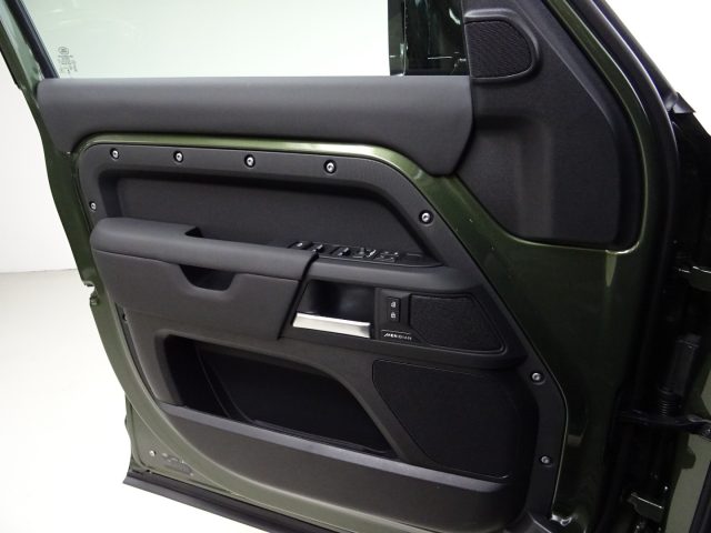 Land Rover Defender 110 3.0D I6 200 CV AWD Auto X-Dynamic SE usato a TAVERNERIO