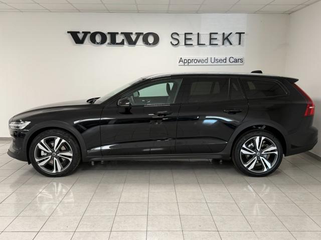Volvo V60 Cross Country B4 (d) AWD automatico Plus - foto 2 di 4