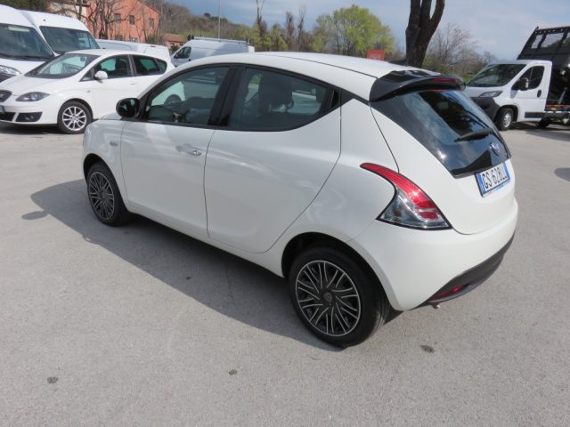 Lancia Ypsilon 1.0 FireFly 5 porte S&S Hybrid km 10000 - foto 2 di 4
