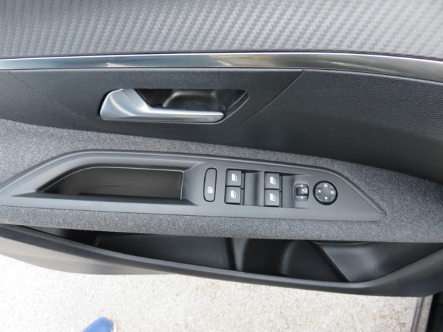 Peugeot 3008 BlueHDi 130 S&S EAT8 Active Pack, del 2022, 59.000 km, in vendita a Tolentino (MC)