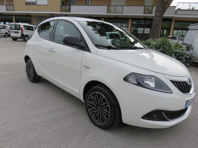 Lancia Ypsilon 1.0 FireFly 5 porte S&S Hybrid Gold, del 2023, 36.000 km, in vendita a Tolentino (MC)