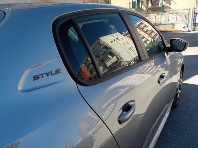 Peugeot 208 1.2 PureTech 100CV Style, in vendita a Torre Del Greco (NA)