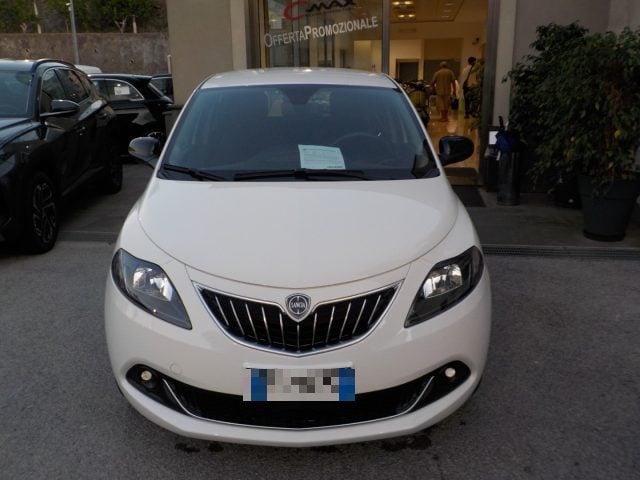 Lancia Ypsilon 1.0 FireFly 5 porte S&S Hybrid Gold, del 2023, 34.040 km, in vendita a Torre Del Greco (NA)