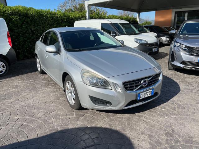 Volvo S60 D2 R-design, del 2012, 290.000 km, in vendita a Fisciano (SA)