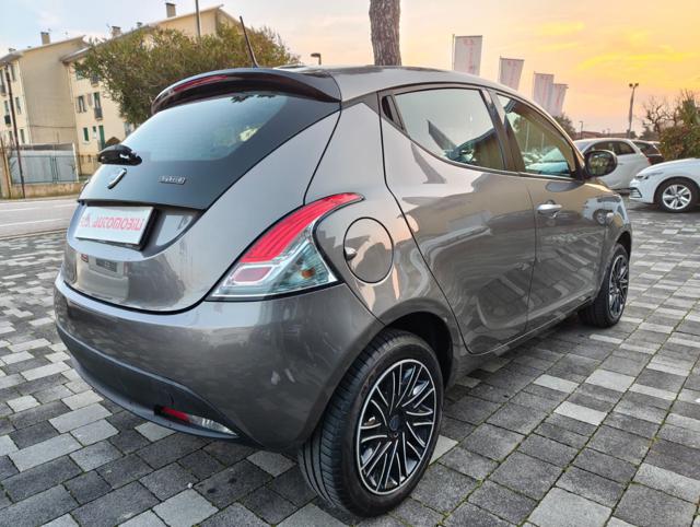 Lancia Ypsilon 1.0 70cv 5 porte Hybrid ORO - foto 3 di 4
