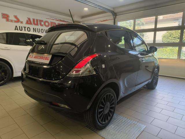 Lancia Ypsilon 1.0 70cv 5 porte Hybrid Silver - foto 3 di 4