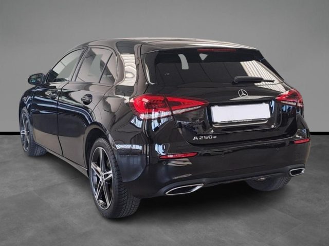 Mercedes-Benz A 250 e hybrid EQ Business - foto 3 di 4