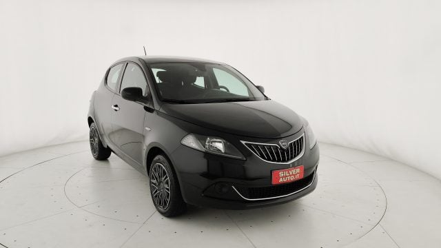 Lancia Ypsilon 1.0 FireFly 5 porte S&S Hybrid Silver Plus, del 2022, 73.975 km, in vendita a Crema (CR)