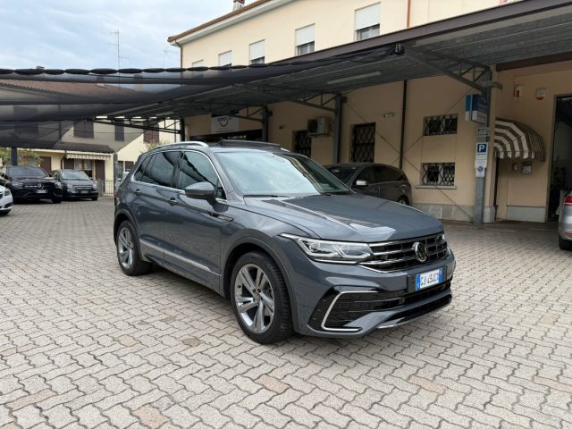 Volkswagen Tiguan 2.0 TDI 150 CV SCR DSG R-Line PANORAMA usato a GUASTALLA