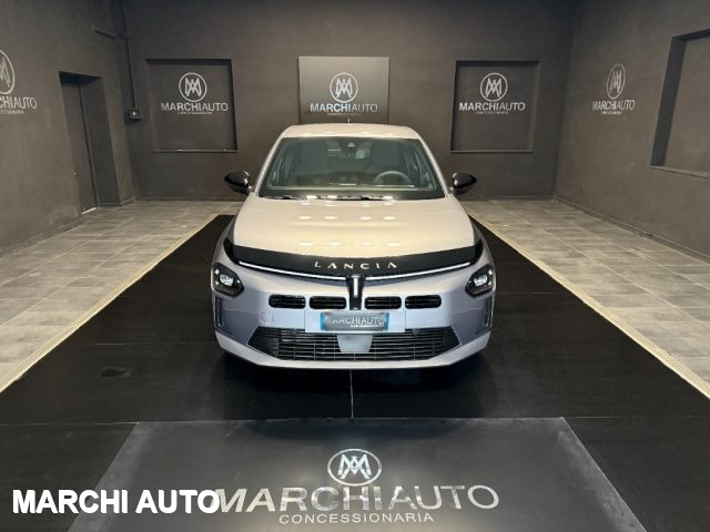 Lancia Ypsilon Hybrid e-DCT - foto 2 di 4