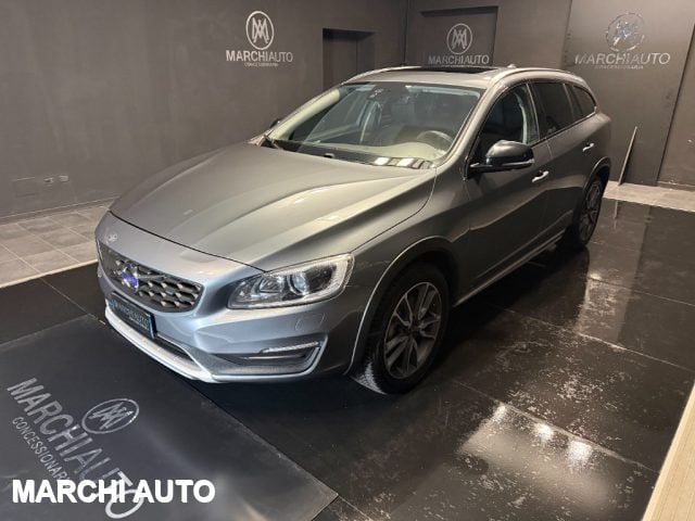 Volvo V60 Cross Country D3 Geartronic Business, del 2017, 235.200 km, in vendita a Bastia Umbra (PG)