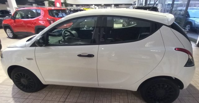 Lancia Ypsilon 1.0 FireFly 5 porte S&S Hybrid Ecochic Silver - foto 4 di 4