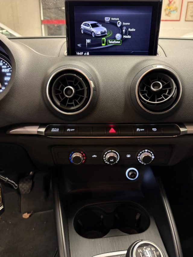 Mercedes-Benz A 180 d Automatic Sport, del 2019, 52.665 km, in vendita a Siena (SI)