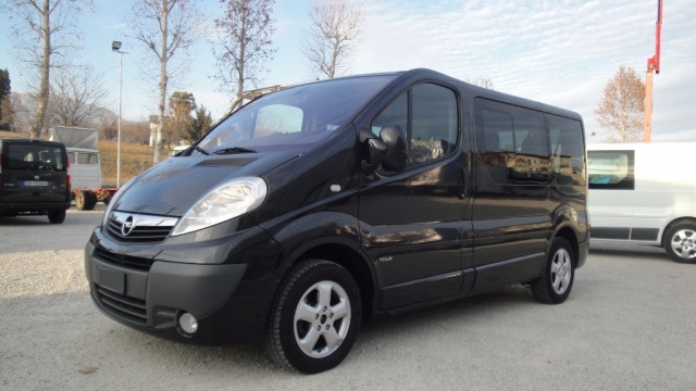 Opel Vivaro 2.5 CDT TOUR 8 posti con gancio traino usato a SAN ZENONE DEGLI EZZELINI