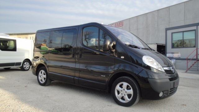 Opel Vivaro 2.5 CDT TOUR 8 posti con gancio traino - foto 2 di 4