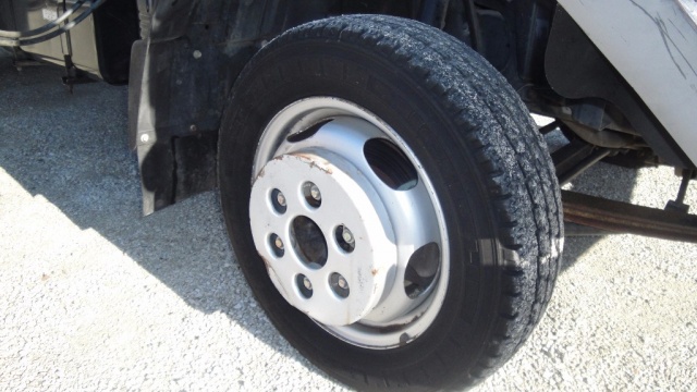 Mitsubishi Canter CASSONE CON GRU FASSI 30 Patente B, del 2002, 80.000 km, in vendita a San Zenone Degli Ezzelini (TV)