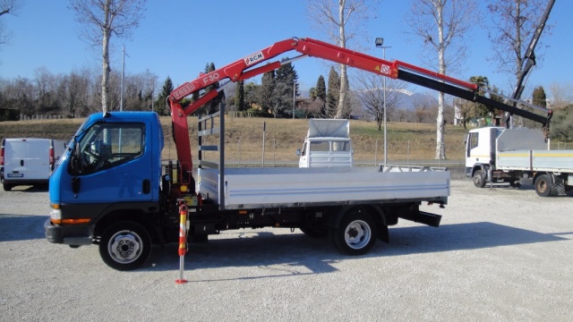 Mitsubishi Canter CASSONE CON GRU FASSI 30 Patente B usato a SAN ZENONE DEGLI EZZELINI
