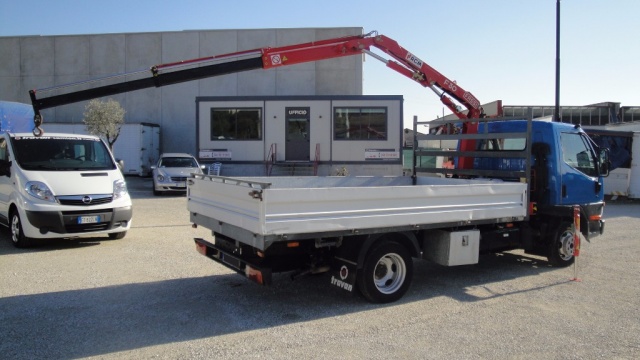 Mitsubishi Canter CASSONE CON GRU FASSI 30 Patente B, del 2002, 80.000 km, in vendita a San Zenone Degli Ezzelini (TV)