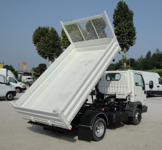 Nissan Cabstar 35.13 con ribaltabile trilaterale - foto 3 di 4