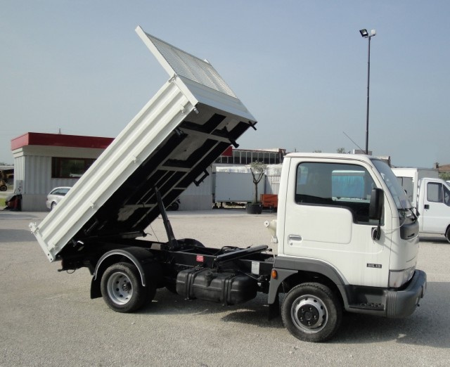Nissan Cabstar 35.13 con ribaltabile trilaterale - foto 2 di 4