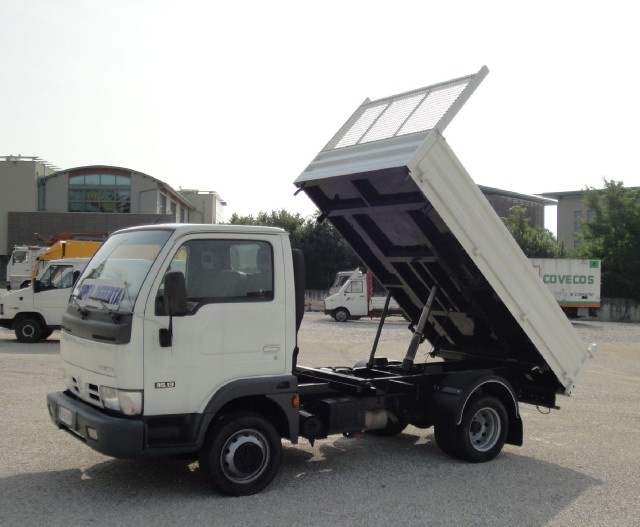 Nissan Cabstar 35.13 con ribaltabile trilaterale usato a SAN ZENONE DEGLI EZZELINI