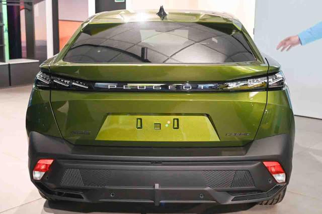 Peugeot 408 Hybrid 145 e-DCS6 GT Exclusive - foto 4 di 4