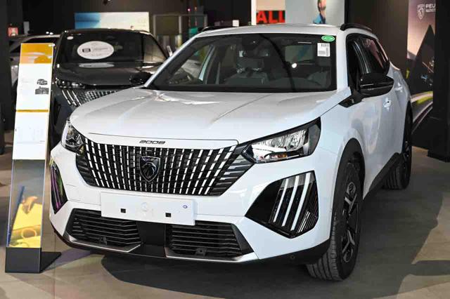 Peugeot 2008 motore elettrico 156 CV Allure nuovo a PIANEZZA
