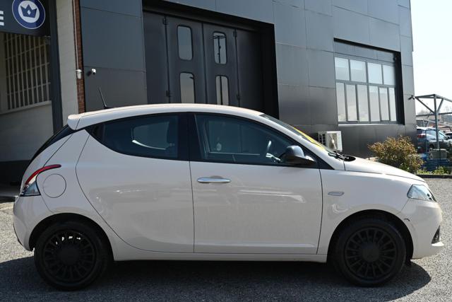 Lancia Ypsilon 1.0 FireFly S&S Hybrid Silver - foto 4 di 4