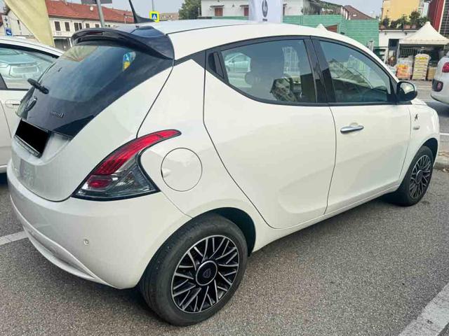 Lancia Ypsilon 1.0 FireFly S&S Hybrid Alberta Ferretti - foto 2 di 4